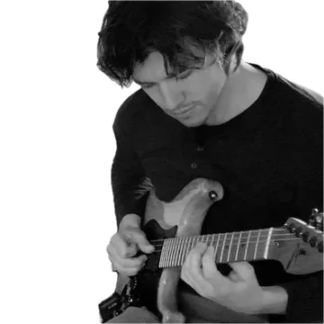 Mads Nørholm Rohde playing guitar.